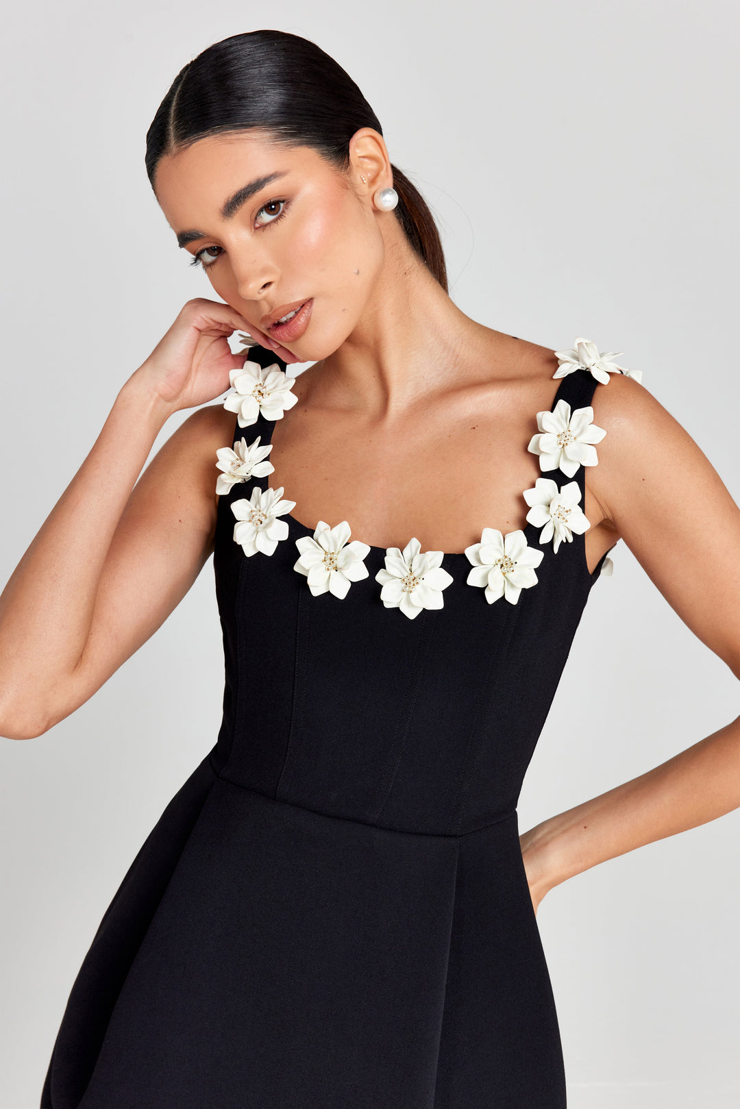 LUDOVICA™|VESTITO MINI CON DETTAGLI FLOREALI E TAGLIO SVASATO