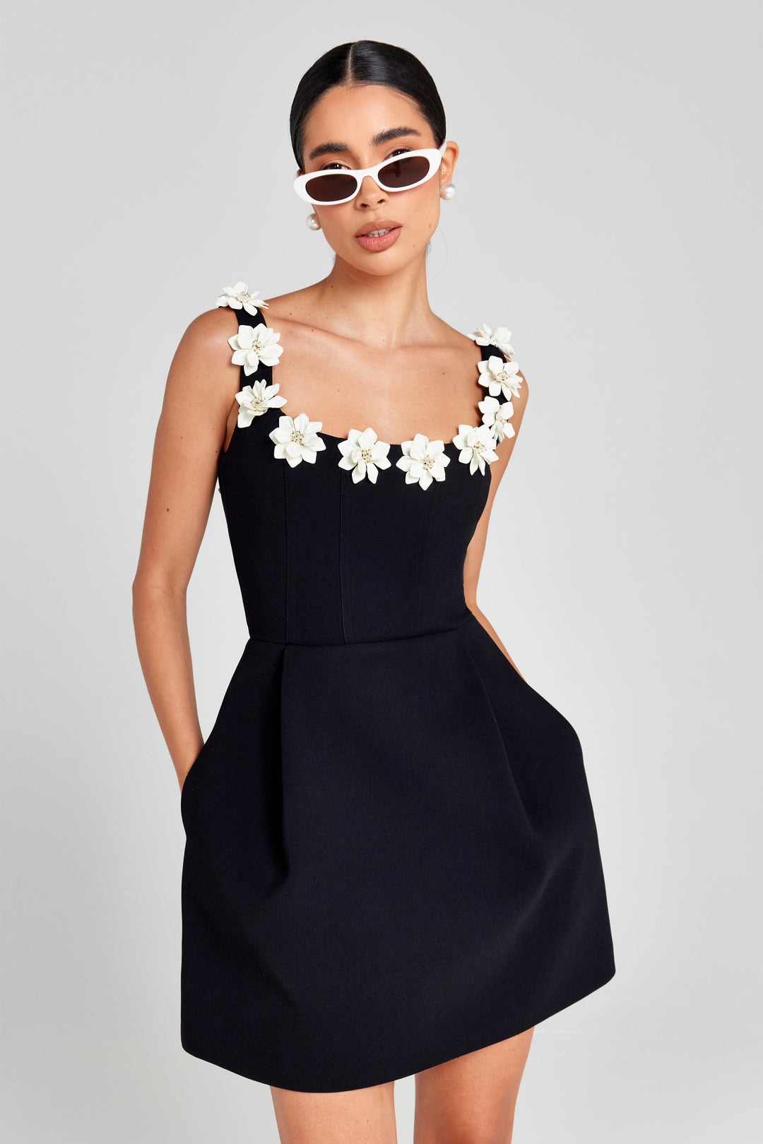 LUDOVICA™|VESTITO MINI CON DETTAGLI FLOREALI E TAGLIO SVASATO