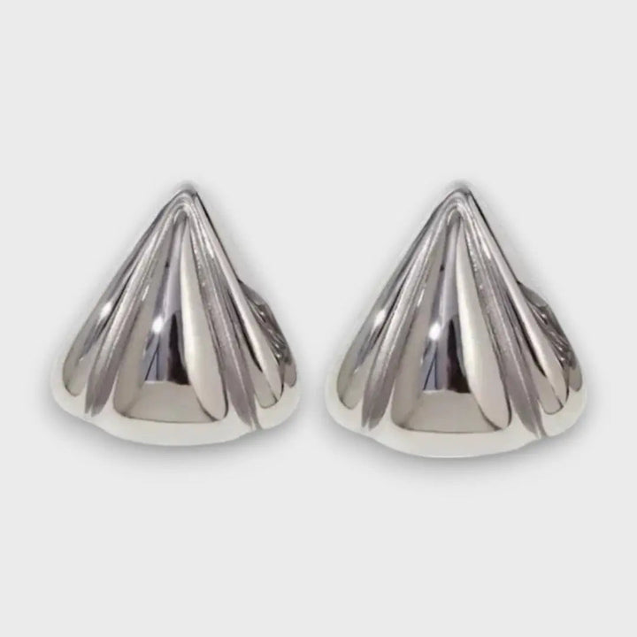 NUNA™|ORECCHINI DORATI CON CARATTERE SCULTOREO