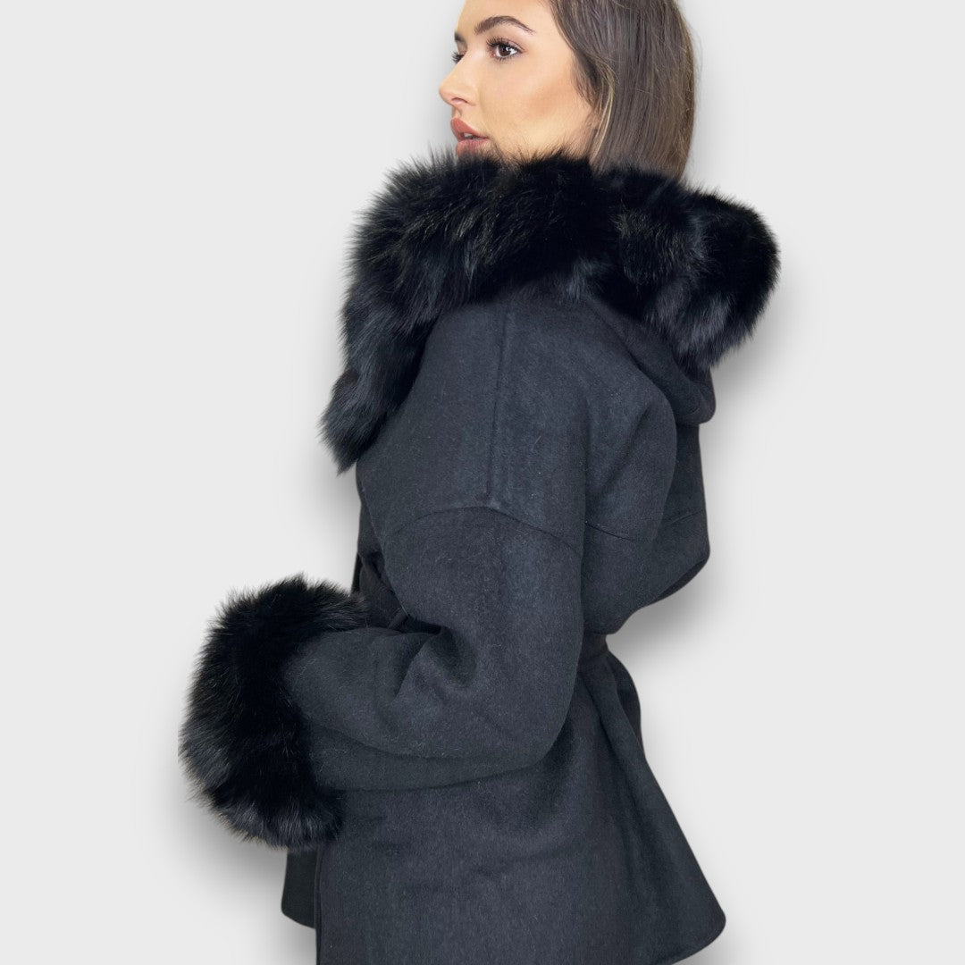 CARTELLE™|CAPPOTTO IN CASHMERE CON CAPPUCCIO E DETTAGLI IN PELLICCIA