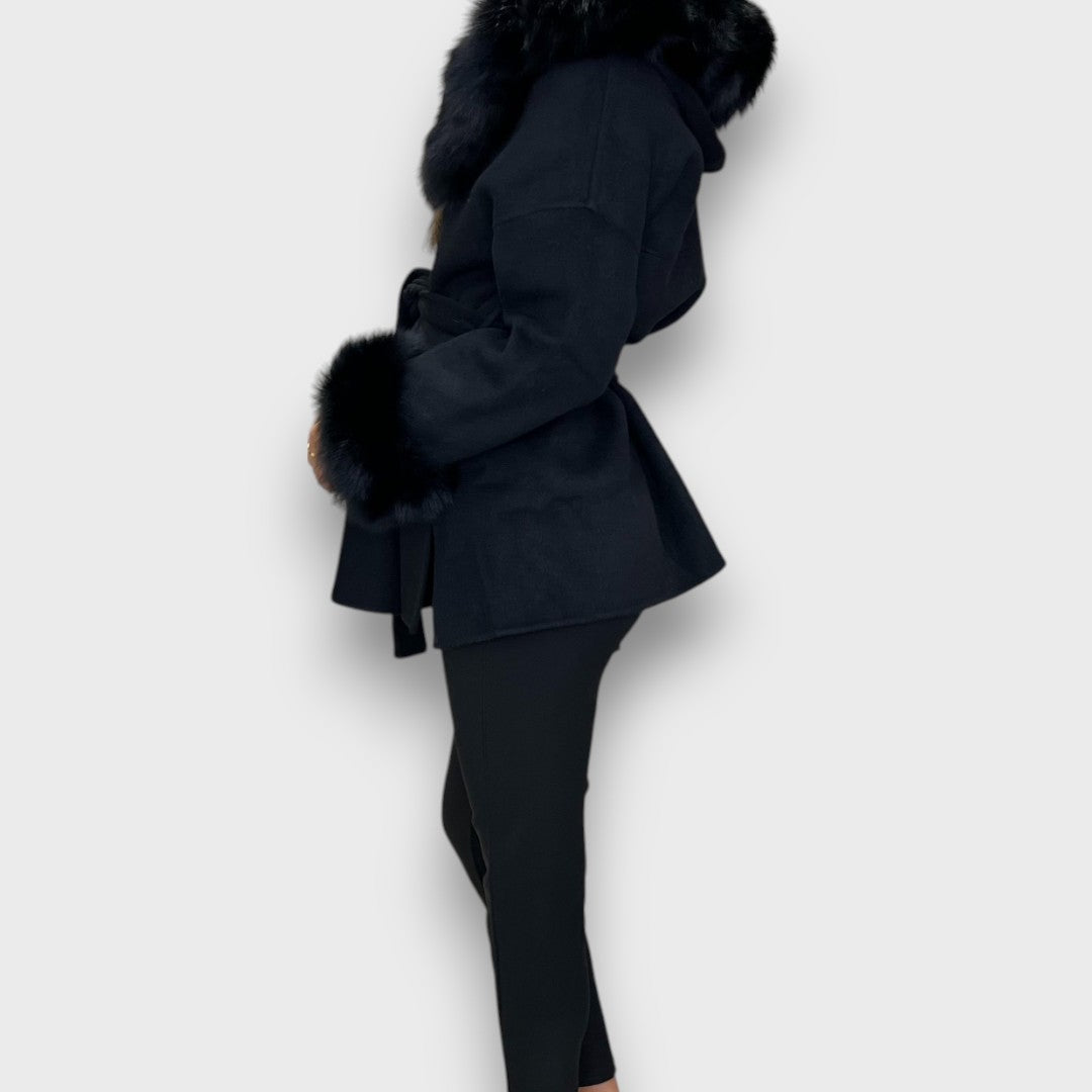 CARTELLE™|CAPPOTTO IN CASHMERE CON CAPPUCCIO E DETTAGLI IN PELLICCIA