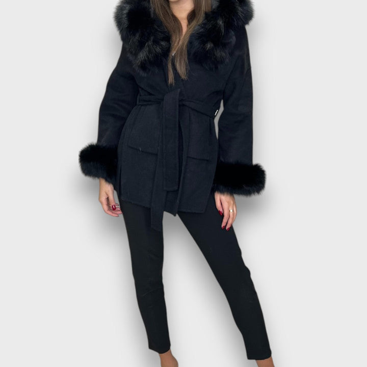 CARTELLE™|CAPPOTTO IN CASHMERE CON CAPPUCCIO E DETTAGLI IN PELLICCIA