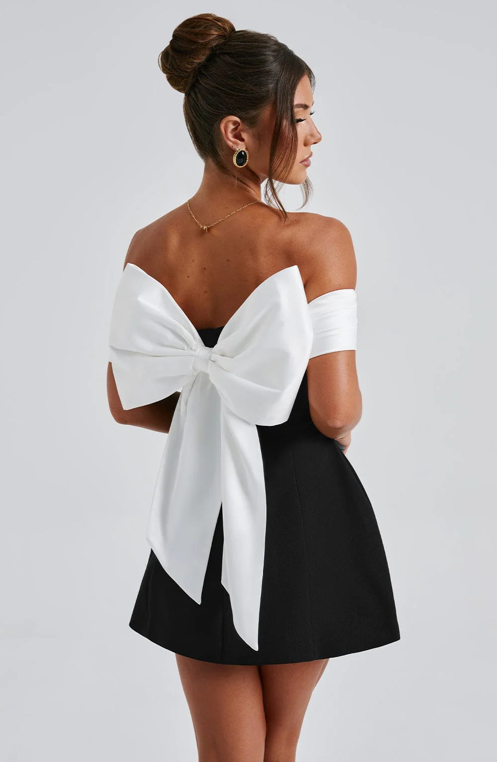 NOEMI™|VESTITO MINI OFF-SHOULDER BICOLOR CON STRUTTURA A VOLUME