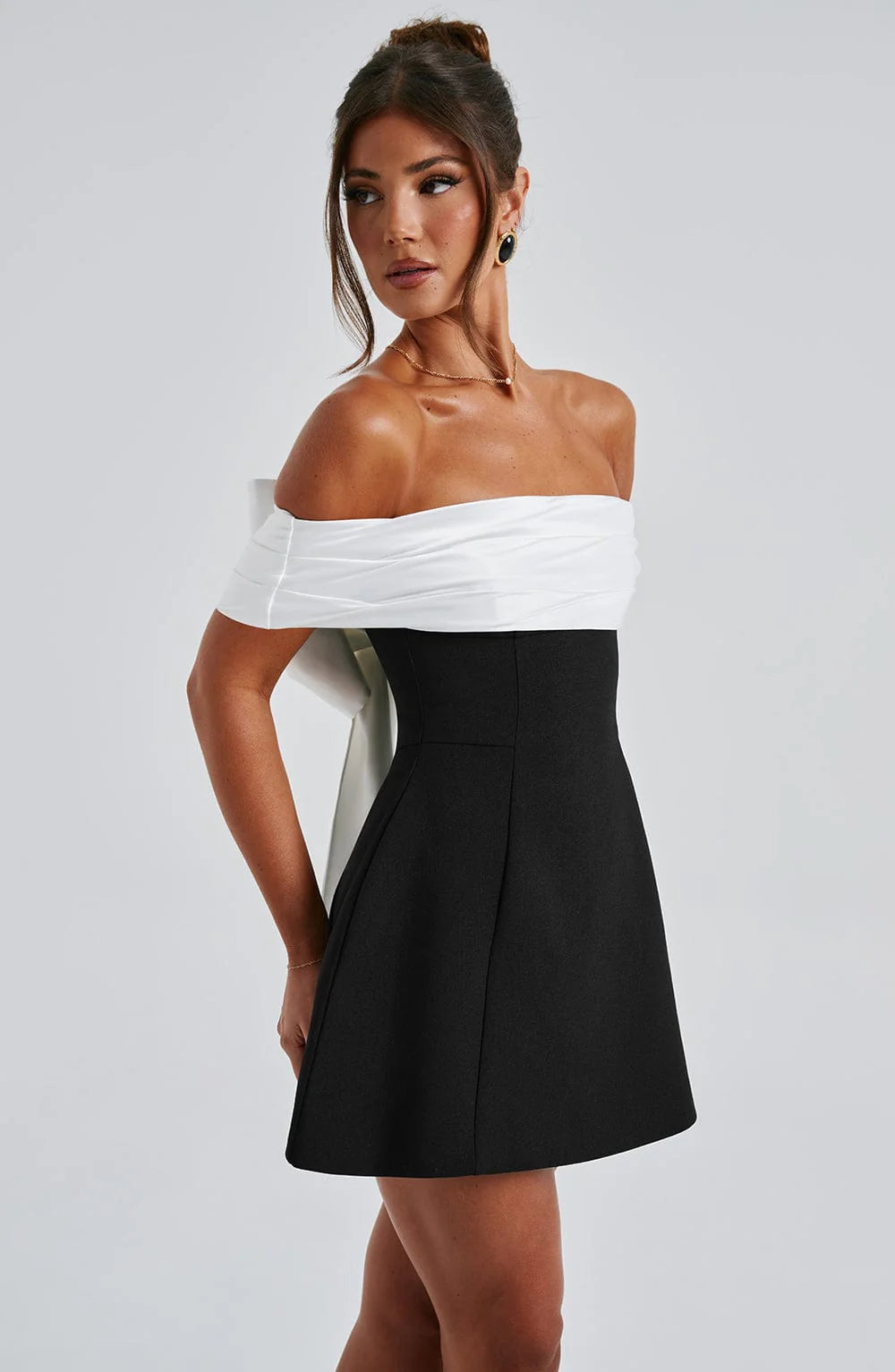 NOEMI™|VESTITO MINI OFF-SHOULDER BICOLOR CON STRUTTURA A VOLUME