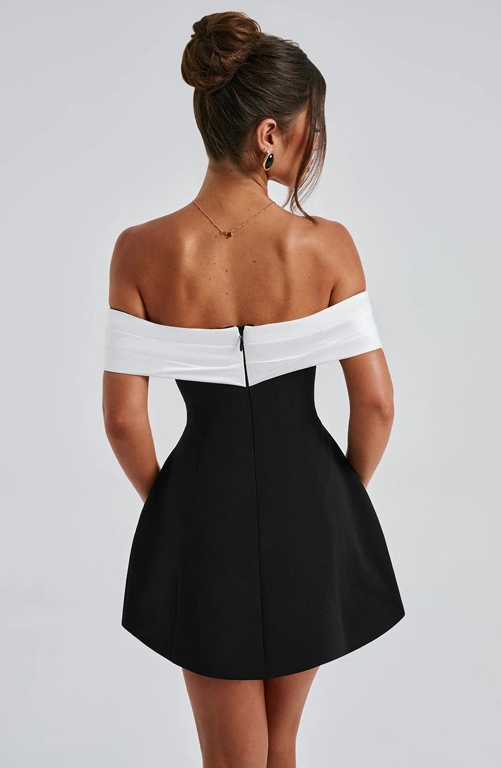 NOEMI™|VESTITO MINI OFF-SHOULDER BICOLOR CON STRUTTURA A VOLUME
