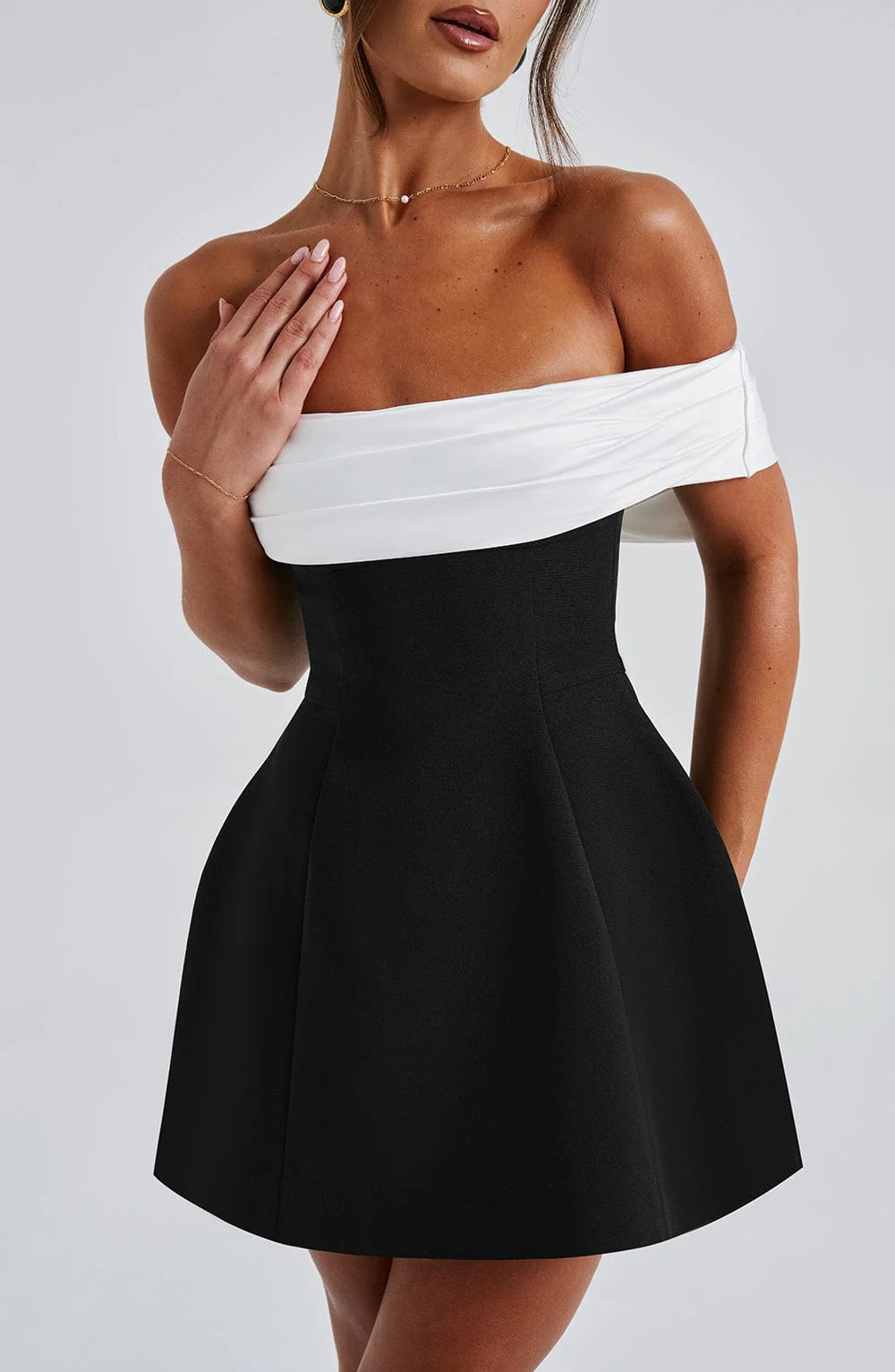 NOEMI™|VESTITO MINI OFF-SHOULDER BICOLOR CON STRUTTURA A VOLUME